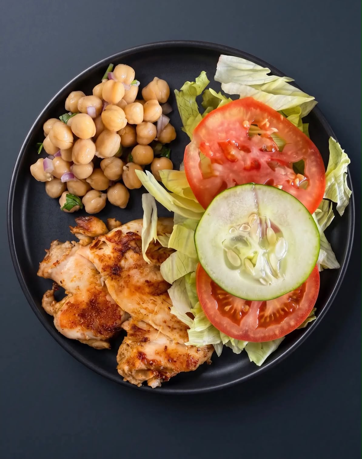 Plato de pollo a la plancha con ensalada de garbanzos, lechuga, tomate y pepino